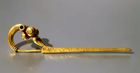 Fibula, z Palestriny z napisem "Manios" (złoto)